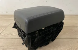 Подлокотник передний для Volkswagen Touareg 2004 года на фотографиях