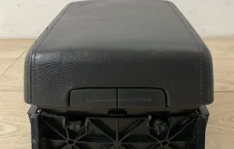 Подлокотник передний для Volkswagen Touareg 2004 года на фотографиях